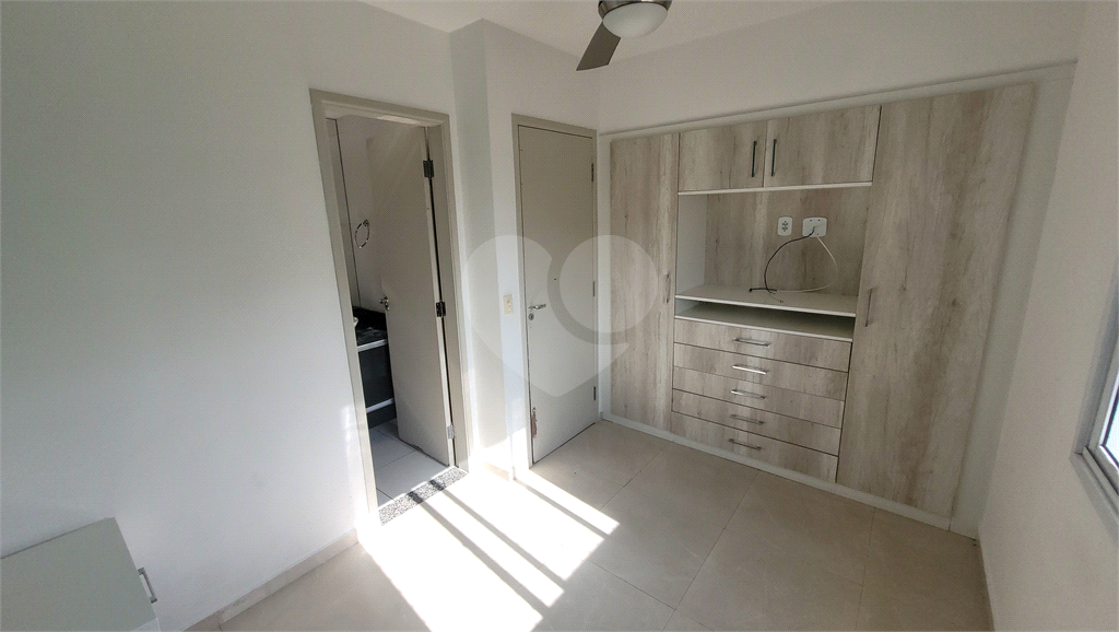 Apartamento a venda. Picanço. 3 quartos (1 suíte), sacada, cozinha americana. 2 vagas