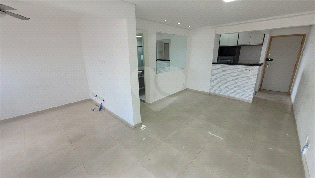 Apartamento a venda. Picanço. 3 quartos (1 suíte), sacada, cozinha americana. 2 vagas
