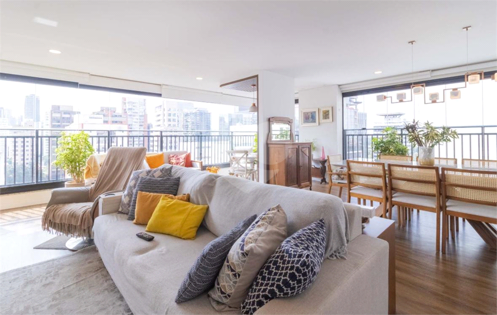 Venda ou Locação. Apartamento  em Pinheiros – 147m², 2 Suítes, 2 Vagas,
