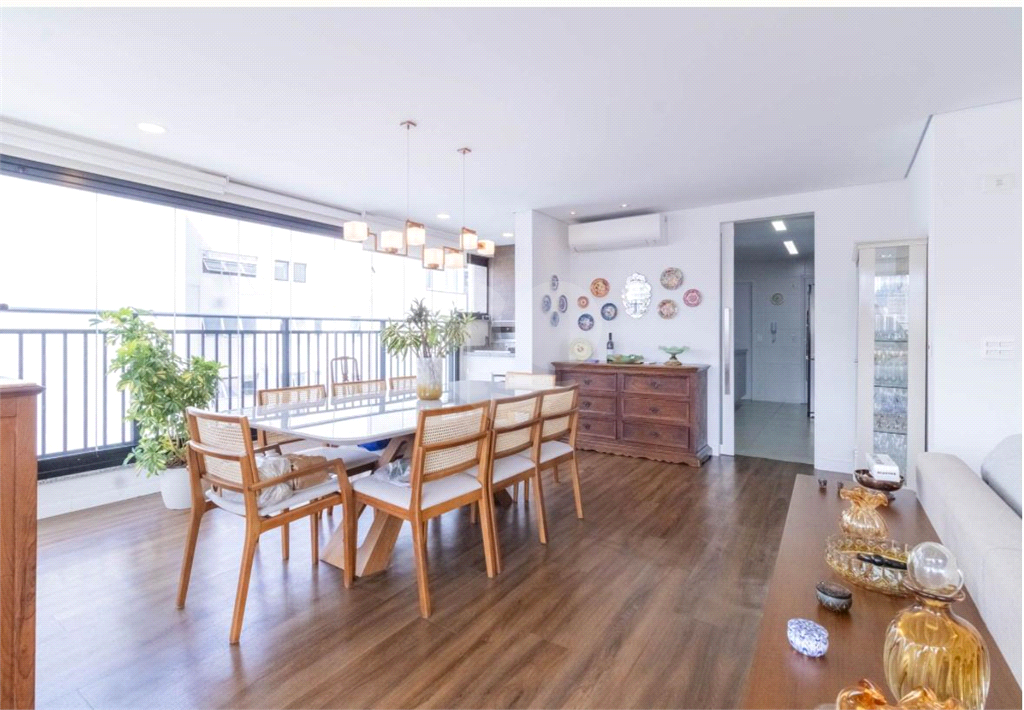 Venda ou Locação. Apartamento  em Pinheiros – 147m², 2 Suítes, 2 Vagas,