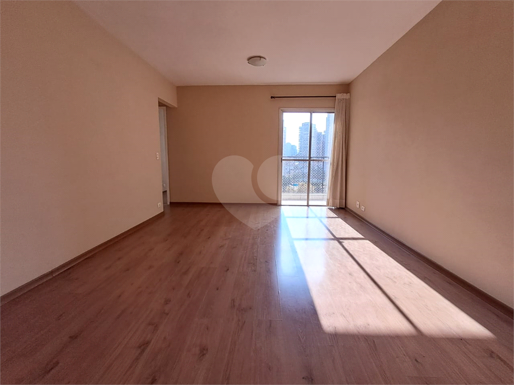 Imóvel de 67m² com 2 quartos, sala de estar com varanda, 1 vaga de garagem Pompéia