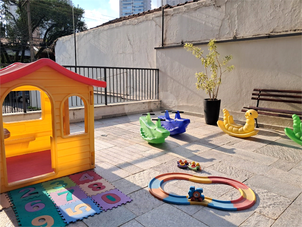 Imóvel de 67m² com 2 quartos, sala de estar com varanda, 1 vaga de garagem Pompéia