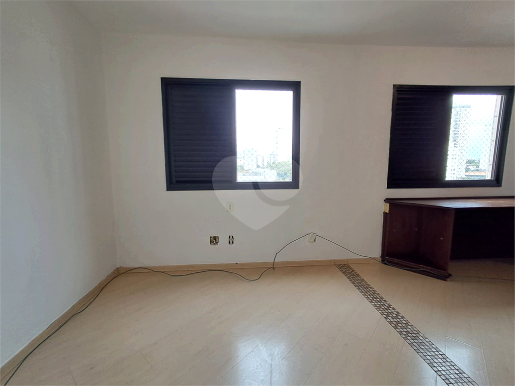 Imóvel 80m² 3 quartos, um foi aberto para a sala conta com varanda piscina 2 vagas Vila Romana
