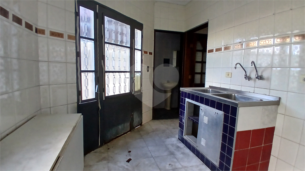 Sobrado para venda ou locação com ótima localização.