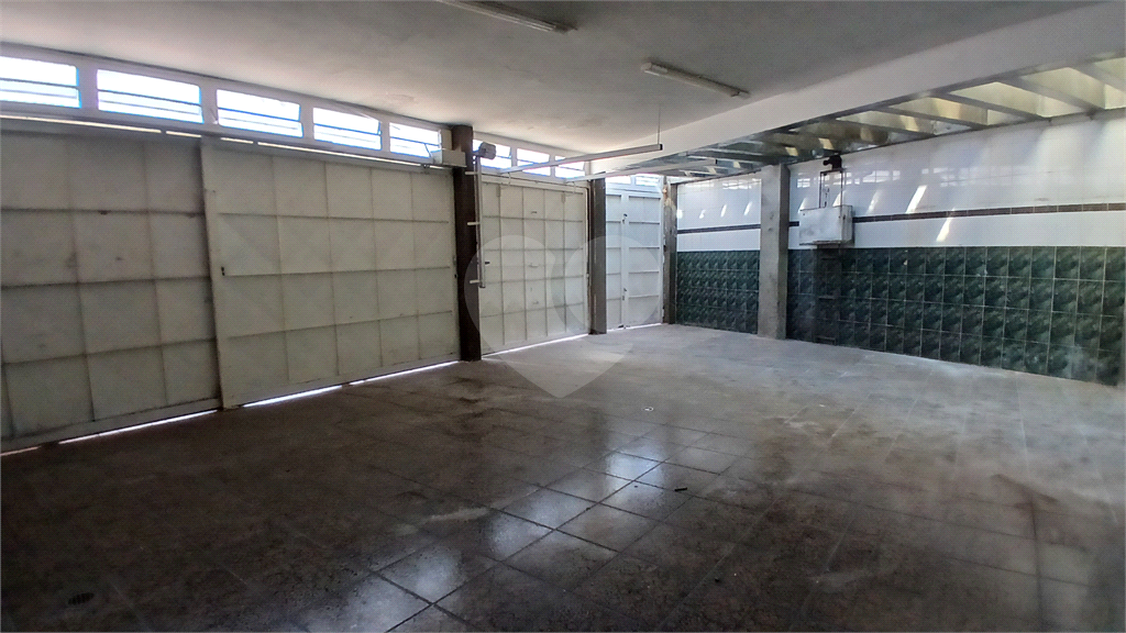 Sobrado para venda ou locação com ótima localização.