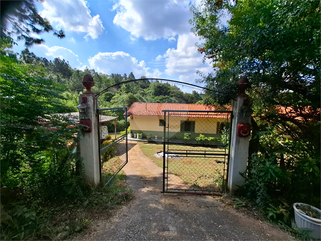 Chácara venda Itú com 3200m2, 3 quartos, piscina, pomar, canteiros e 10 ou mais vagas de garagem