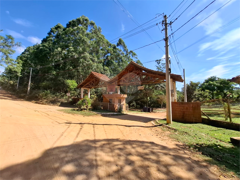 Chácara venda Itú com 3200m2, 3 quartos, piscina, pomar, canteiros e 10 ou mais vagas de garagem