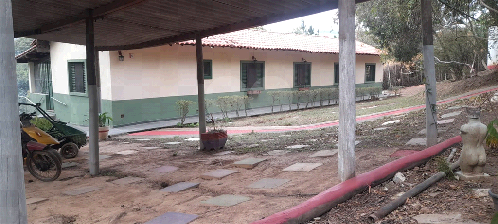 Chácara venda Itú com 3200m2, 3 quartos, piscina, pomar, canteiros e 10 ou mais vagas de garagem