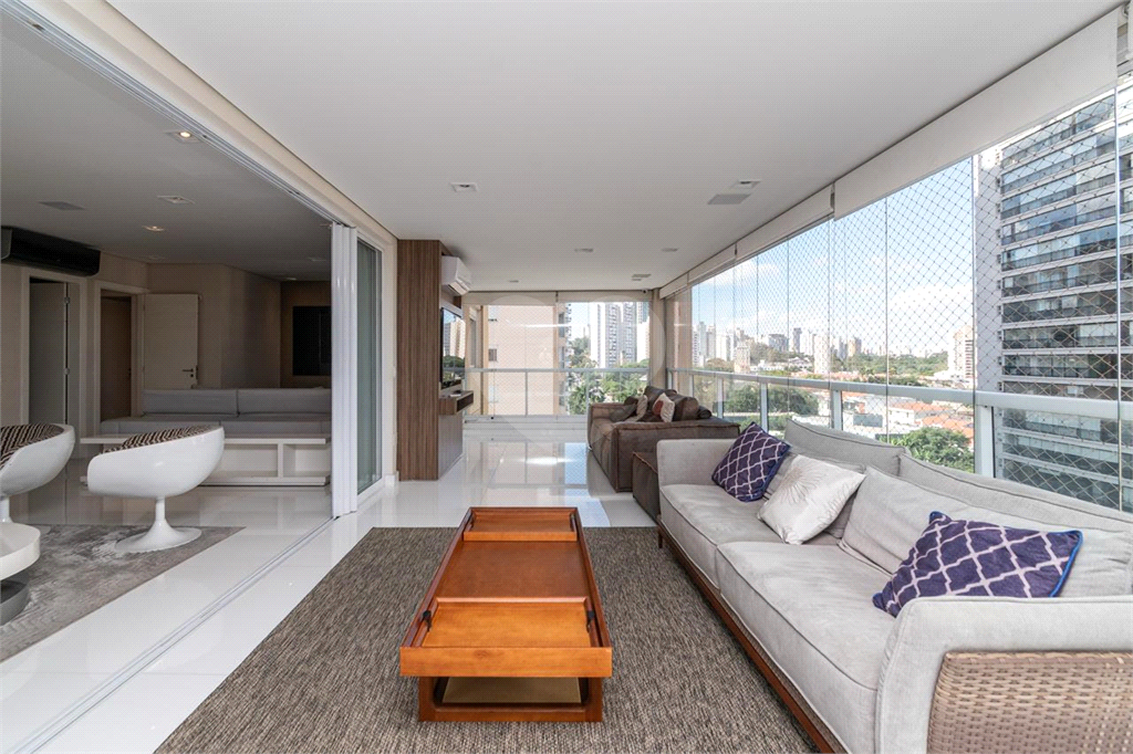 na Mooca! Apartamento de 183m² - 3 Suítes - 3 Vagas - Mobiliado e Equipado.