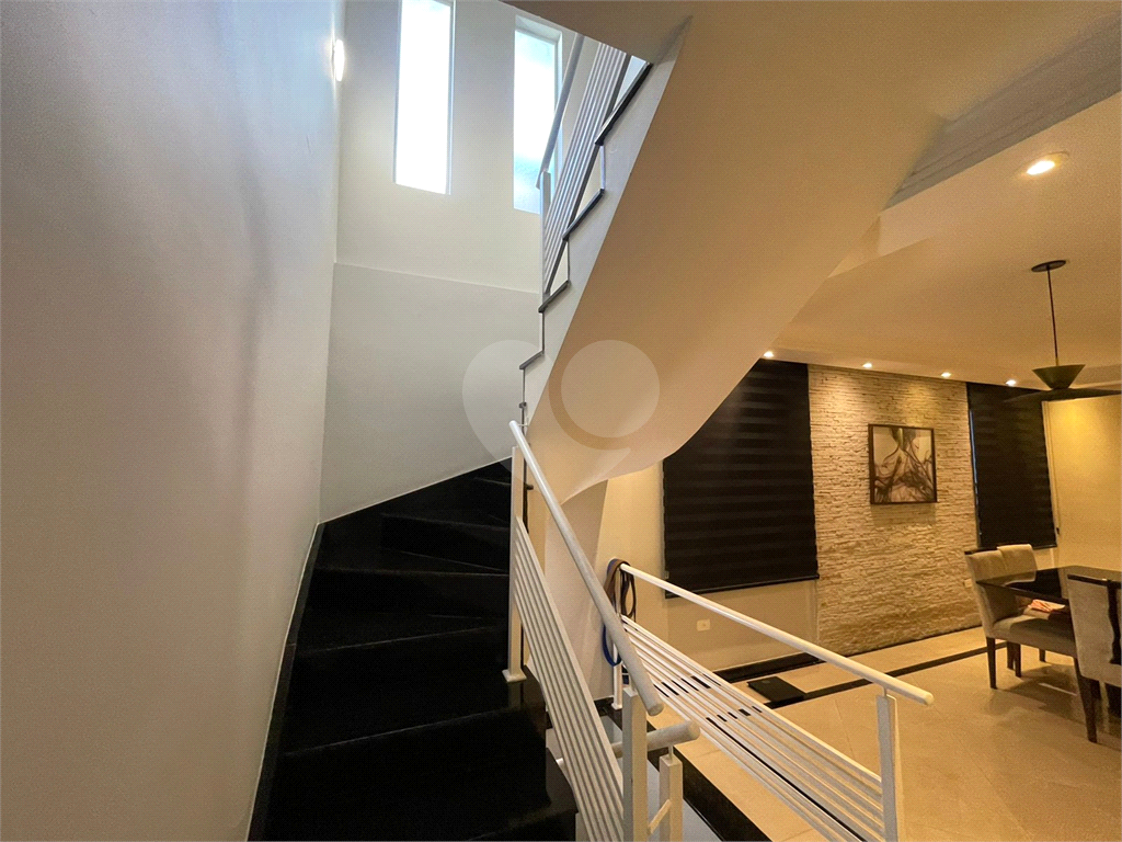 Sobrado Alto Padrão na Santa Terezinha com 3 Suítes, Espaço Gourmet e Acabamento Sofisticado