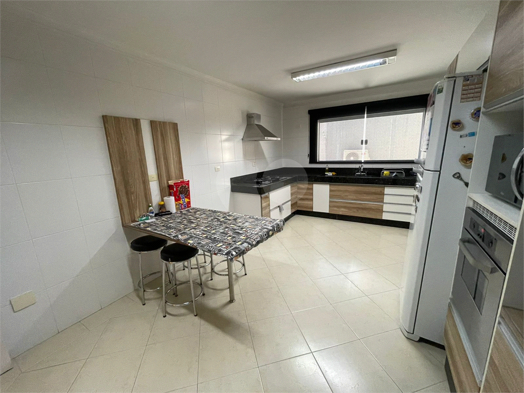 Sobrado Alto Padrão na Santa Terezinha com 3 Suítes, Espaço Gourmet e Acabamento Sofisticado