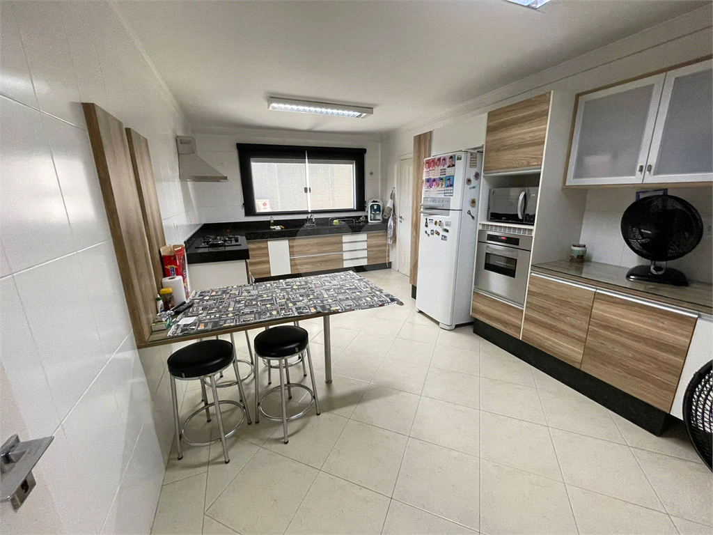 Sobrado Alto Padrão na Santa Terezinha com 3 Suítes, Espaço Gourmet e Acabamento Sofisticado