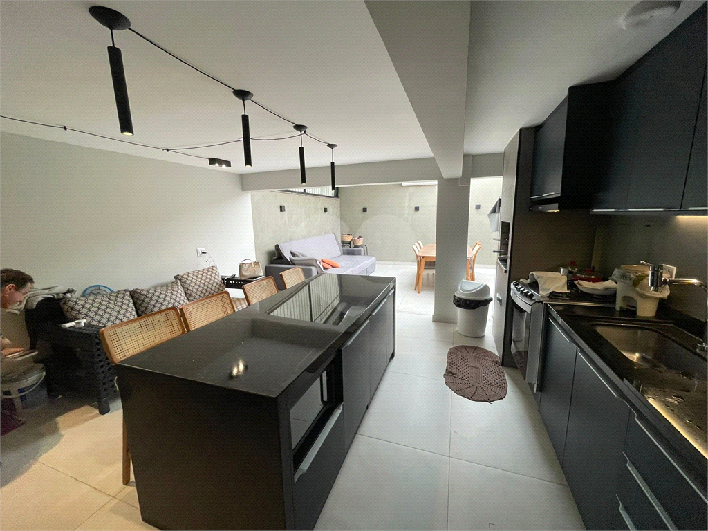 Sobrado Alto Padrão na Santa Terezinha com 3 Suítes, Espaço Gourmet e Acabamento Sofisticado