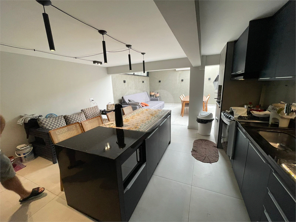 Sobrado Alto Padrão na Santa Terezinha com 3 Suítes, Espaço Gourmet e Acabamento Sofisticado