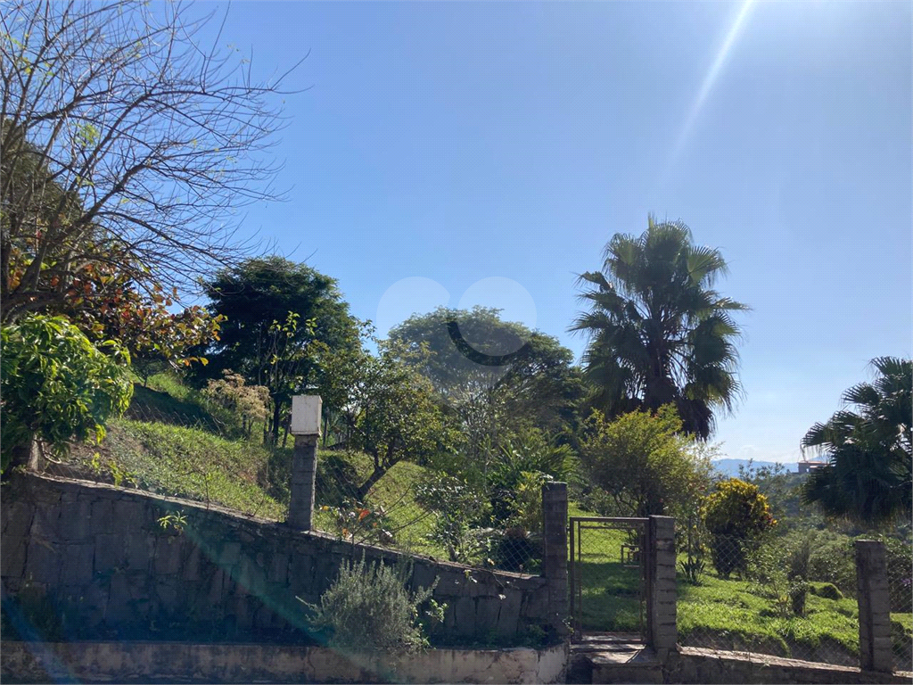 Sítio em Santa Isabel para venda com 7.200m2, 3 quartos, 1 suíte, 2 salas, cozinha, 6 banheiros, área de serviço e 10 vagas de garagem cobertas