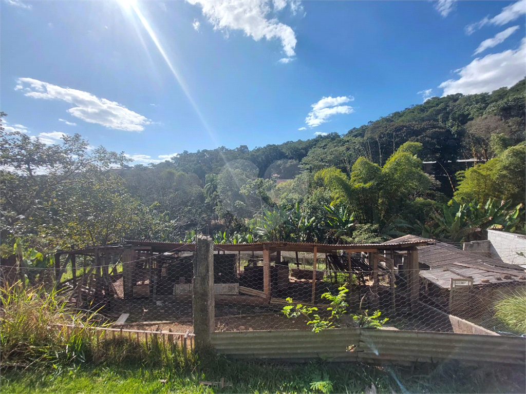 Sítio em Santa Isabel para venda com 7.200m2, 3 quartos, 1 suíte, 2 salas, cozinha, 6 banheiros, área de serviço e 10 vagas de garagem cobertas