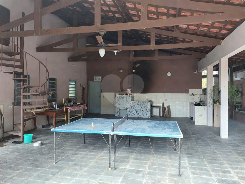 Sítio em Santa Isabel para venda com 7.200m2, 3 quartos, 1 suíte, 2 salas, cozinha, 6 banheiros, área de serviço e 10 vagas de garagem cobertas