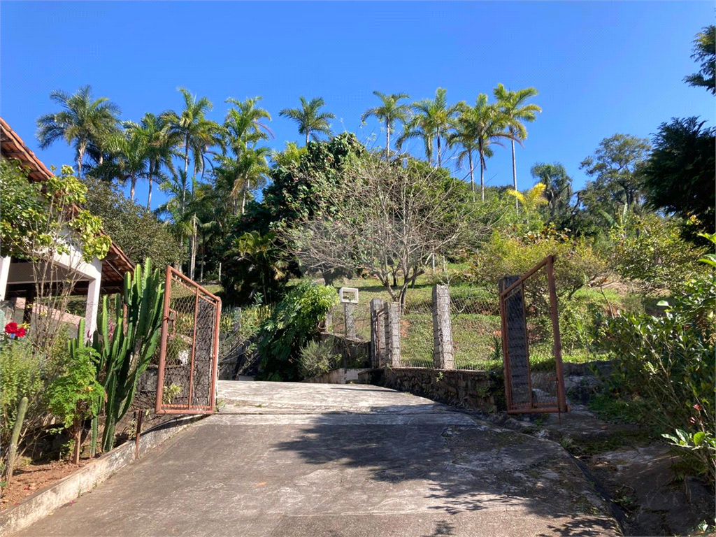 Sítio em Santa Isabel para venda com 7.200m2, 3 quartos, 1 suíte, 2 salas, cozinha, 6 banheiros, área de serviço e 10 vagas de garagem cobertas