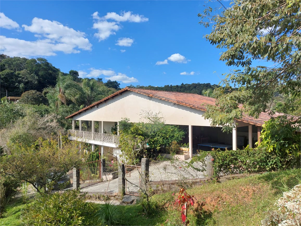 Sítio em Santa Isabel para venda com 7.200m2, 3 quartos, 1 suíte, 2 salas, cozinha, 6 banheiros, área de serviço e 10 vagas de garagem cobertas