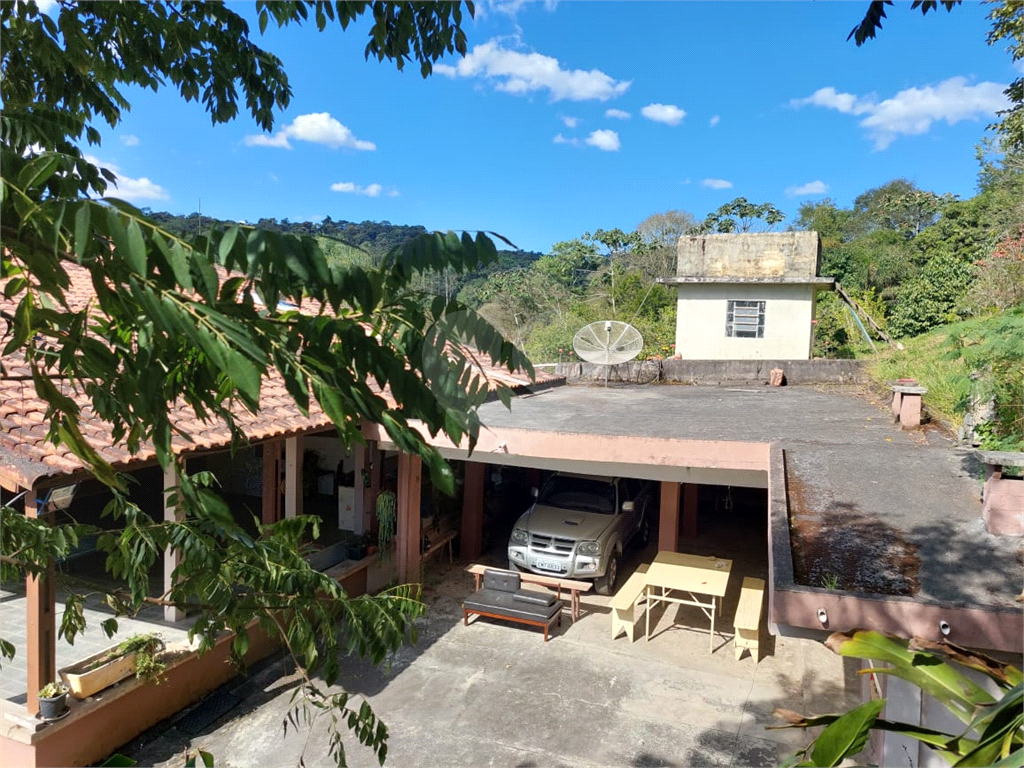Sítio em Santa Isabel para venda com 7.200m2, 3 quartos, 1 suíte, 2 salas, cozinha, 6 banheiros, área de serviço e 10 vagas de garagem cobertas