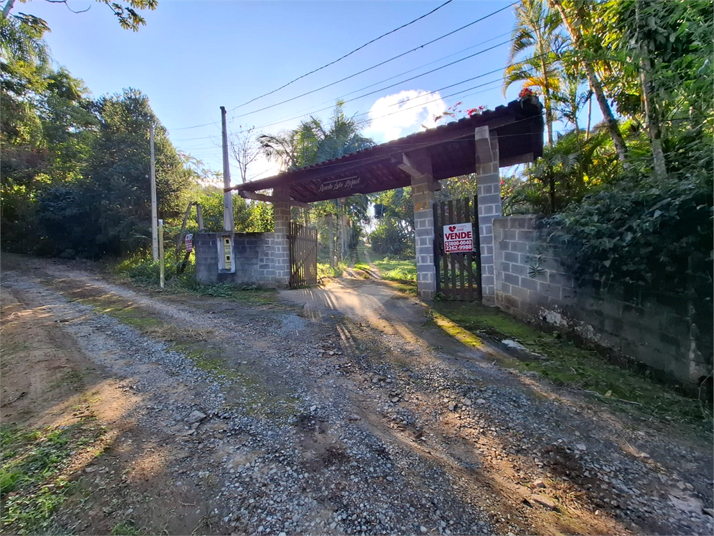 Sítio em Santa Isabel para venda com 7.200m2, 3 quartos, 1 suíte, 2 salas, cozinha, 6 banheiros, área de serviço e 10 vagas de garagem cobertas