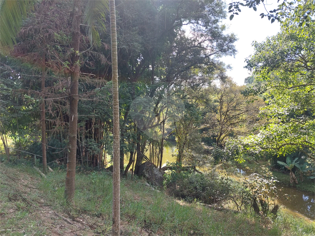 Sítio em Santa Isabel para venda com 7.200m2, 3 quartos, 1 suíte, 2 salas, cozinha, 6 banheiros, área de serviço e 10 vagas de garagem cobertas