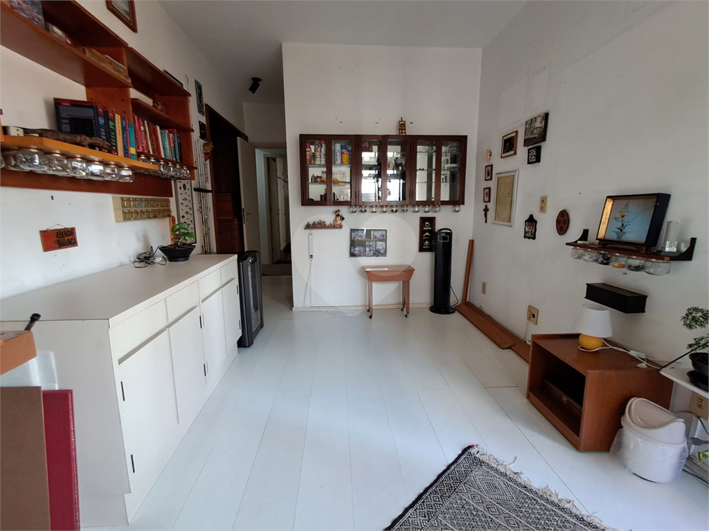 Imóvel 230m² sala de estar, sala de jantar e lareira, 3 suítes, 4 vagas e piscina Perdizes