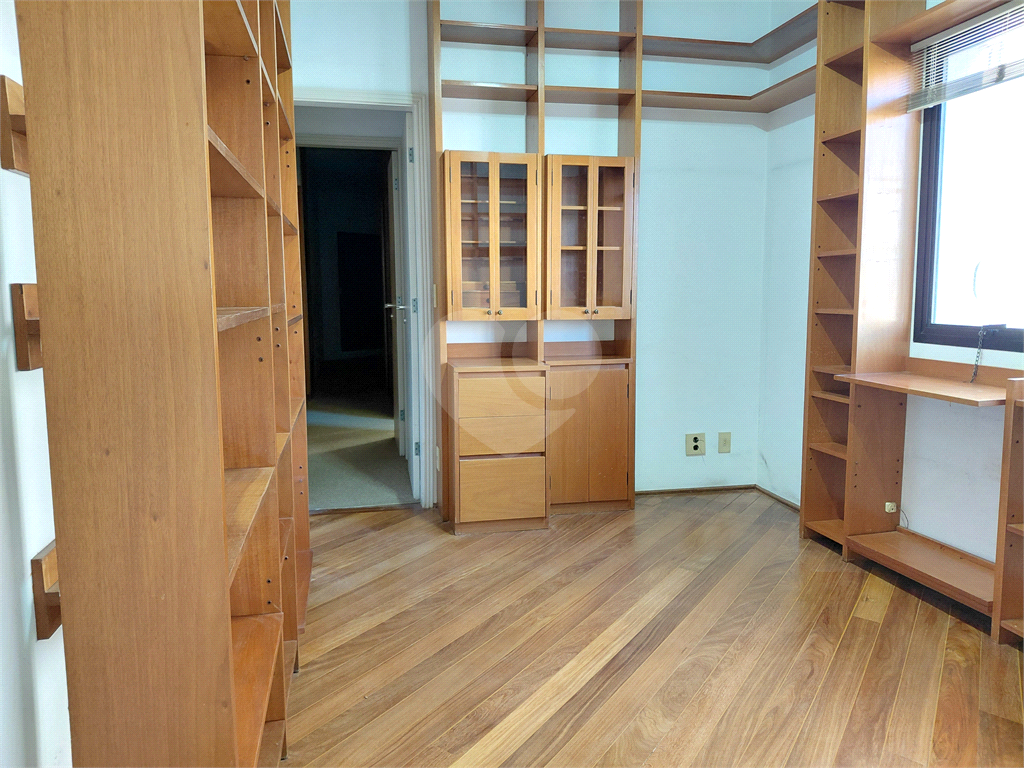 Imóvel 230m² sala de estar, sala de jantar e lareira, 3 suítes, 4 vagas e piscina Perdizes