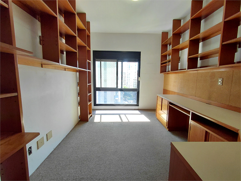 Imóvel 230m² sala de estar, sala de jantar e lareira, 3 suítes, 4 vagas e piscina Perdizes
