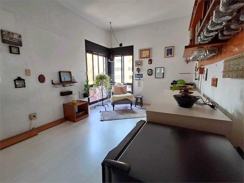 Imóvel 230m² sala de estar, sala de jantar e lareira, 3 suítes, 4 vagas e piscina Perdizes