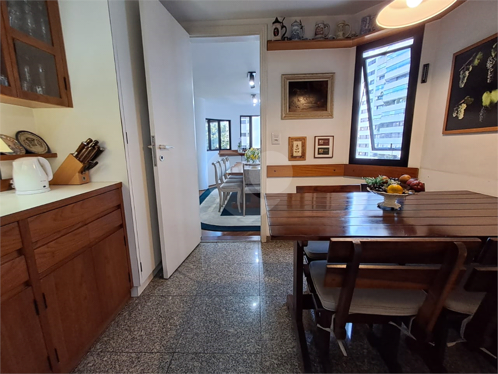 Imóvel 230m² sala de estar, sala de jantar e lareira, 3 suítes, 4 vagas e piscina Perdizes
