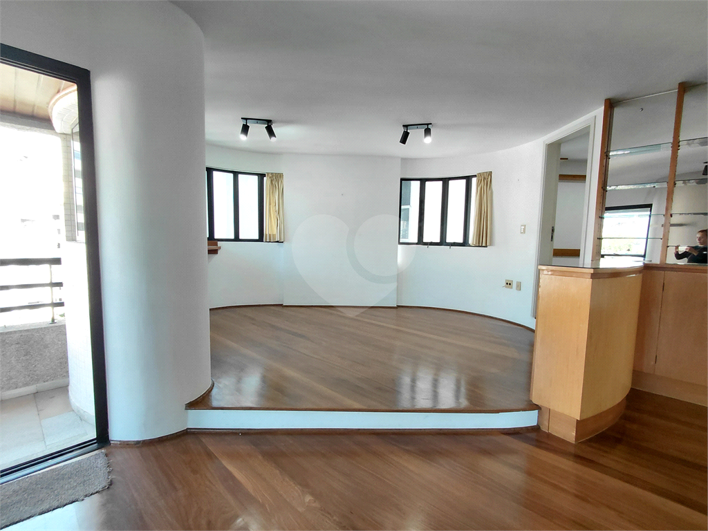 Imóvel 230m² sala de estar, sala de jantar e lareira, 3 suítes, 4 vagas e piscina Perdizes