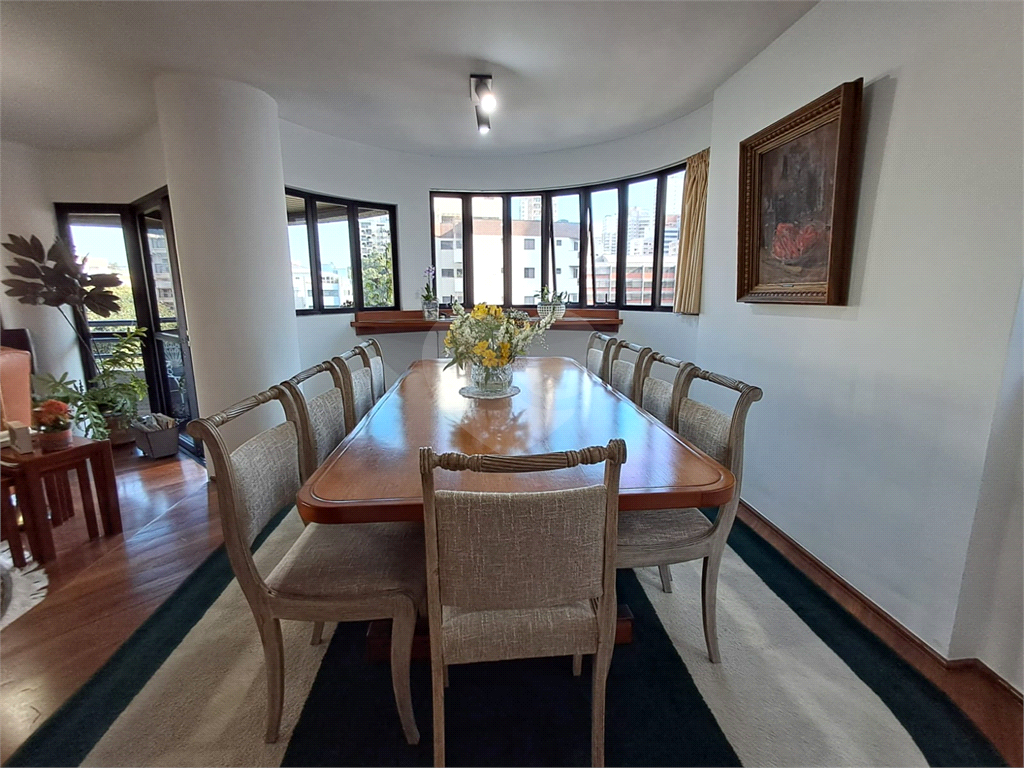 Imóvel 230m² sala de estar, sala de jantar e lareira, 3 suítes, 4 vagas e piscina Perdizes