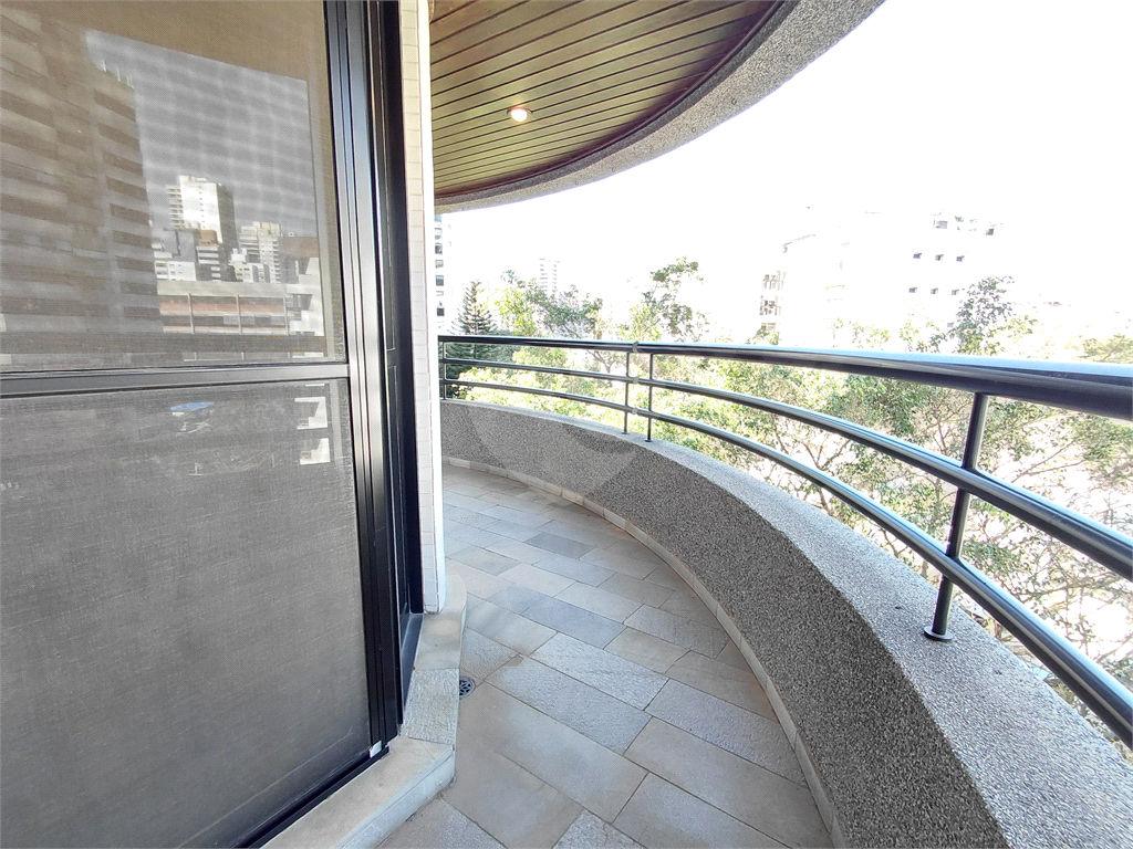 Imóvel 230m² sala de estar, sala de jantar e lareira, 3 suítes, 4 vagas e piscina Perdizes
