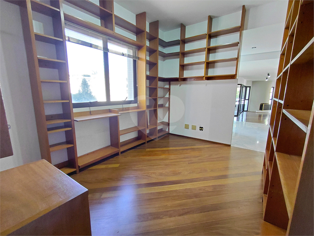 Imóvel 230m² sala de estar, sala de jantar e lareira, 3 suítes, 4 vagas e piscina Perdizes