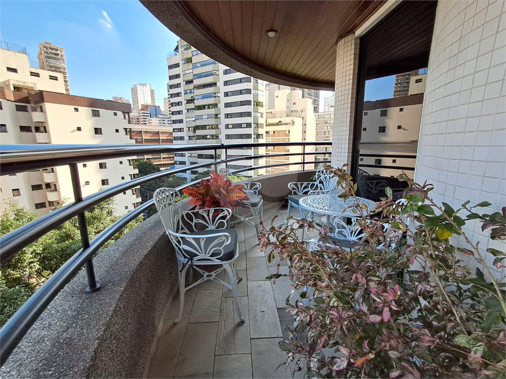 Imóvel 230m² sala de estar, sala de jantar e lareira, 3 suítes, 4 vagas e piscina Perdizes