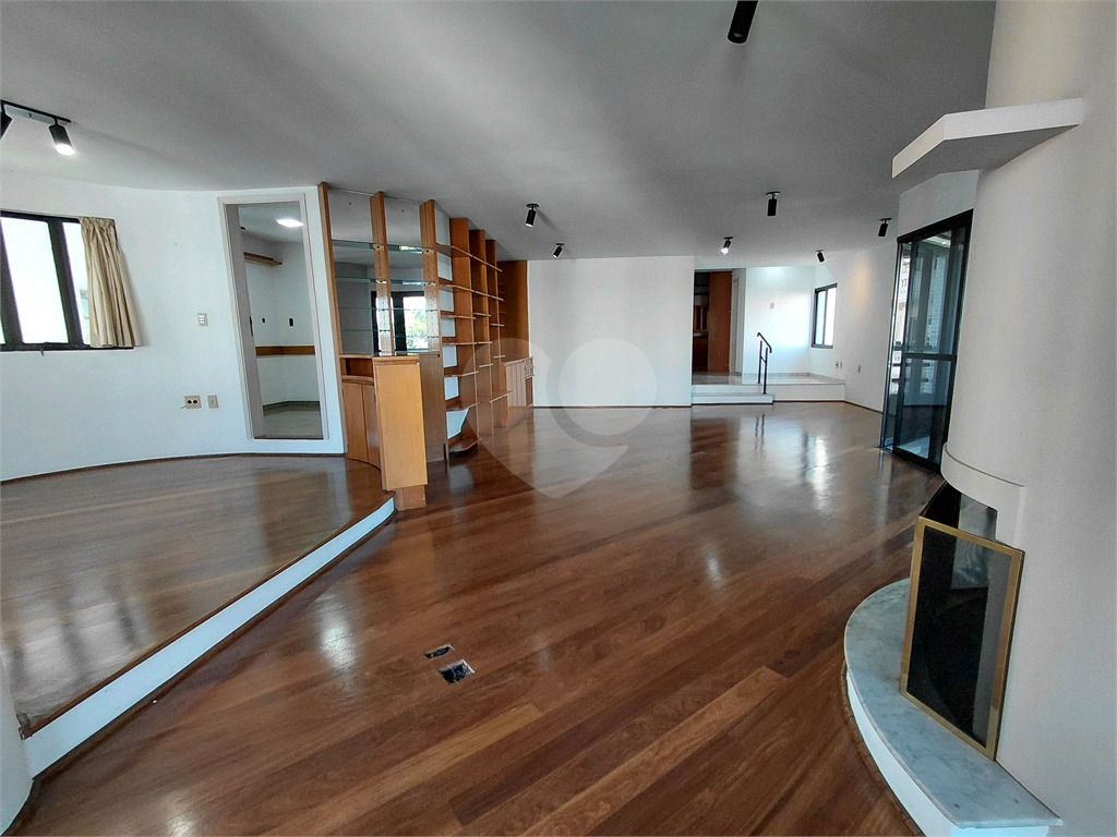 Imóvel 230m² sala de estar, sala de jantar e lareira, 3 suítes, 4 vagas e piscina Perdizes
