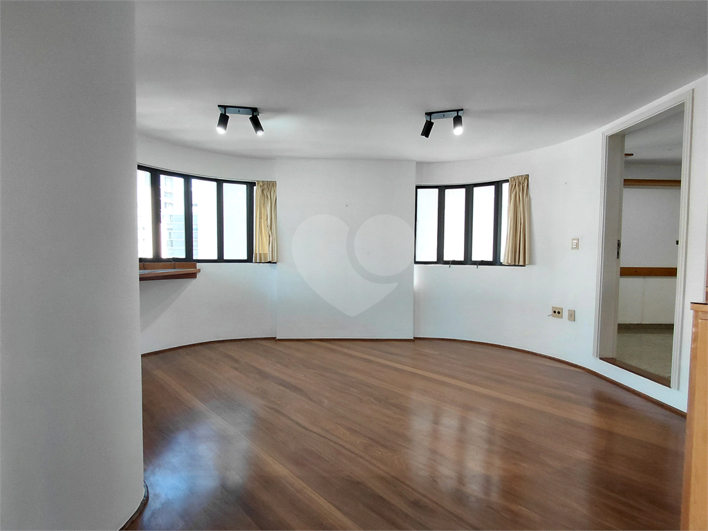 Imóvel 230m² sala de estar, sala de jantar e lareira, 3 suítes, 4 vagas e piscina Perdizes