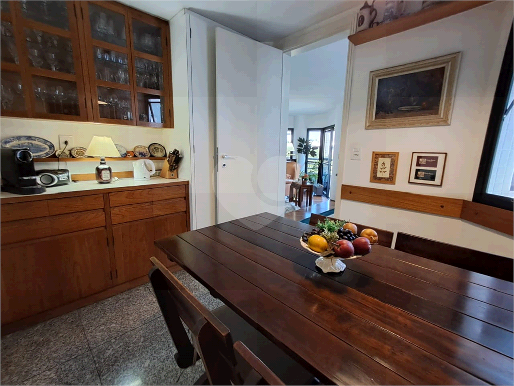 Imóvel 230m² sala de estar, sala de jantar e lareira, 3 suítes, 4 vagas e piscina Perdizes