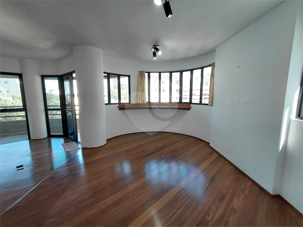 Imóvel 230m² sala de estar, sala de jantar e lareira, 3 suítes, 4 vagas e piscina Perdizes