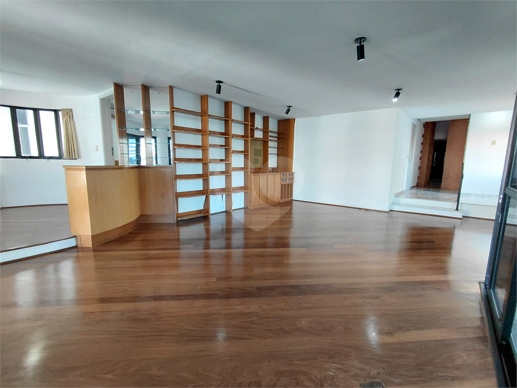 Imóvel 230m² sala de estar, sala de jantar e lareira, 3 suítes, 4 vagas e piscina Perdizes
