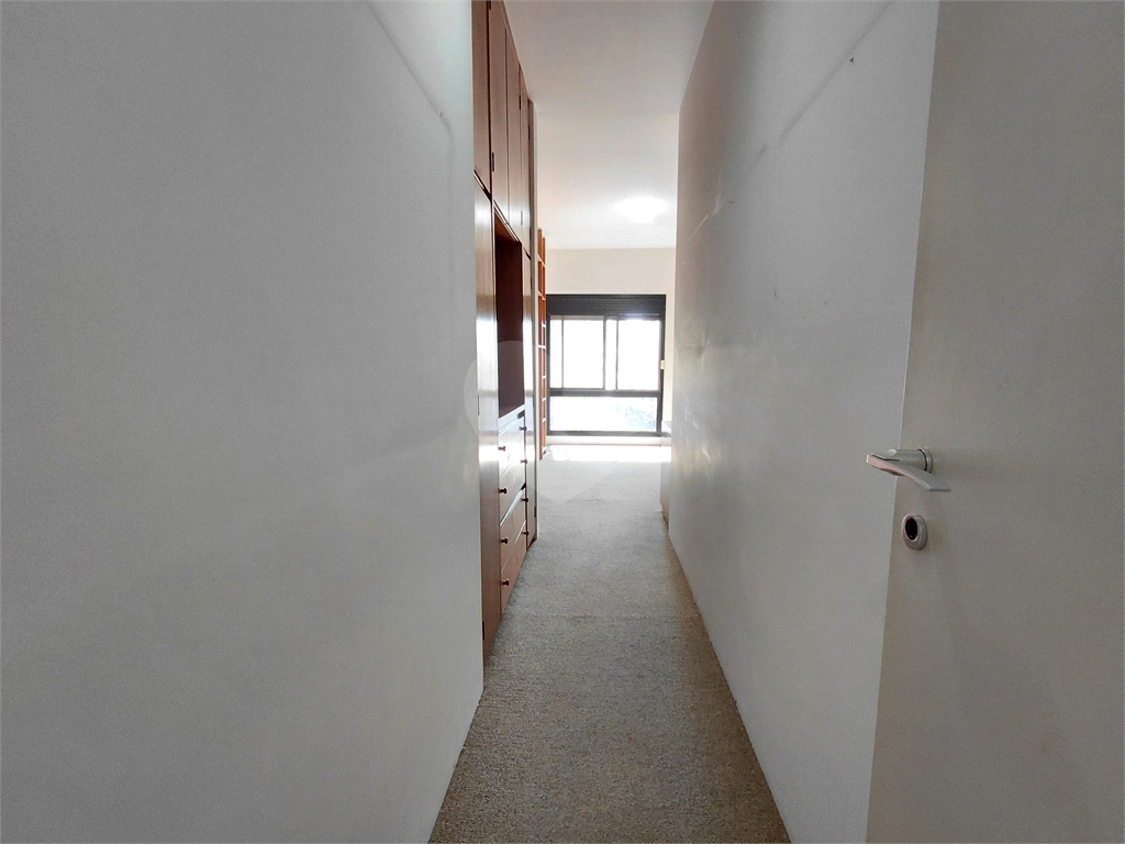 Imóvel 230m² sala de estar, sala de jantar e lareira, 3 suítes, 4 vagas e piscina Perdizes