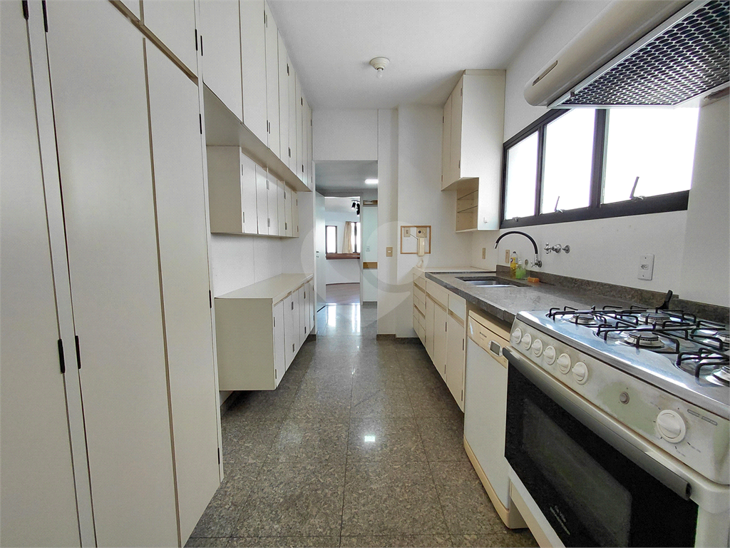 Imóvel 230m² sala de estar, sala de jantar e lareira, 3 suítes, 4 vagas e piscina Perdizes