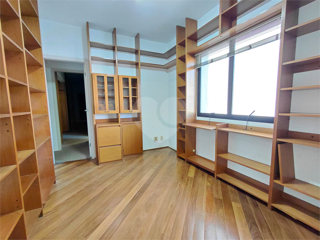 Imóvel 230m² sala de estar, sala de jantar e lareira, 3 suítes, 4 vagas e piscina Perdizes