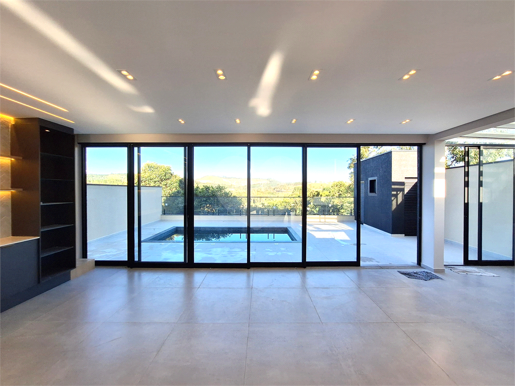 Sobrado de Condomínio à Venda | 400m² | 3 dormitórios (3 Suítes) | Aruã Brisas 2