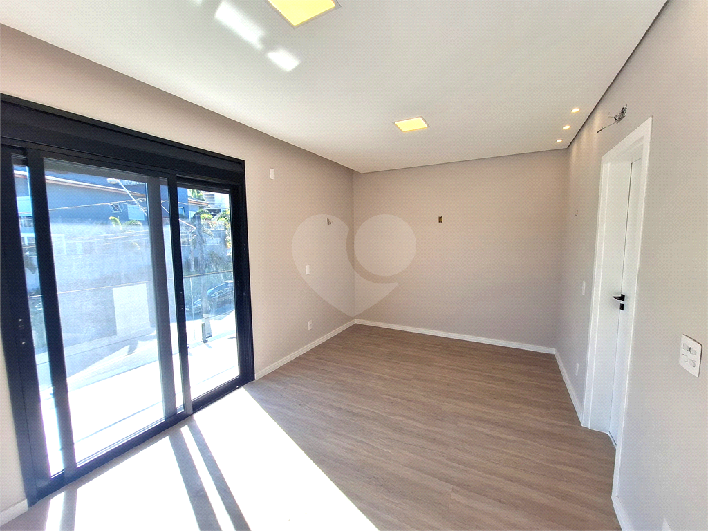 Sobrado de Condomínio à Venda | 400m² | 3 dormitórios (3 Suítes) | Aruã Brisas 2