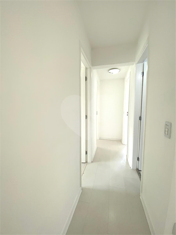 Descubra este apartamento de 70m² com 3 dormitórios, sendo 1 suíte, e 2 vagas de garagem, ideal para famílias que buscam conforto e praticidade no Morumbi, São Paulo.