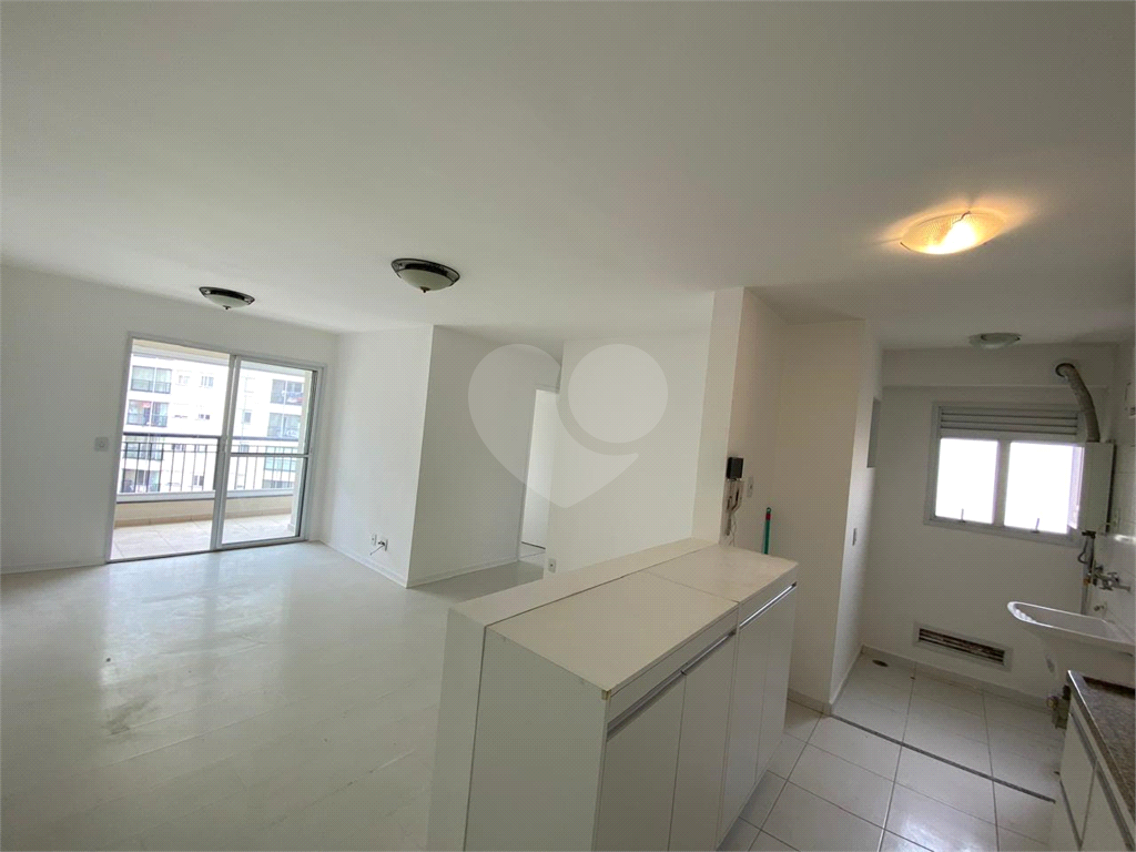 Descubra este apartamento de 70m² com 3 dormitórios, sendo 1 suíte, e 2 vagas de garagem, ideal para famílias que buscam conforto e praticidade no Morumbi, São Paulo.