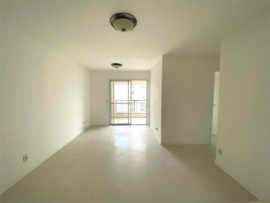 Descubra este apartamento de 70m² com 3 dormitórios, sendo 1 suíte, e 2 vagas de garagem, ideal para famílias que buscam conforto e praticidade no Morumbi, São Paulo.