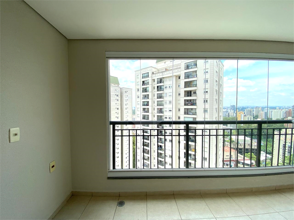 Descubra este apartamento de 70m² com 3 dormitórios, sendo 1 suíte, e 2 vagas de garagem, ideal para famílias que buscam conforto e praticidade no Morumbi, São Paulo.
